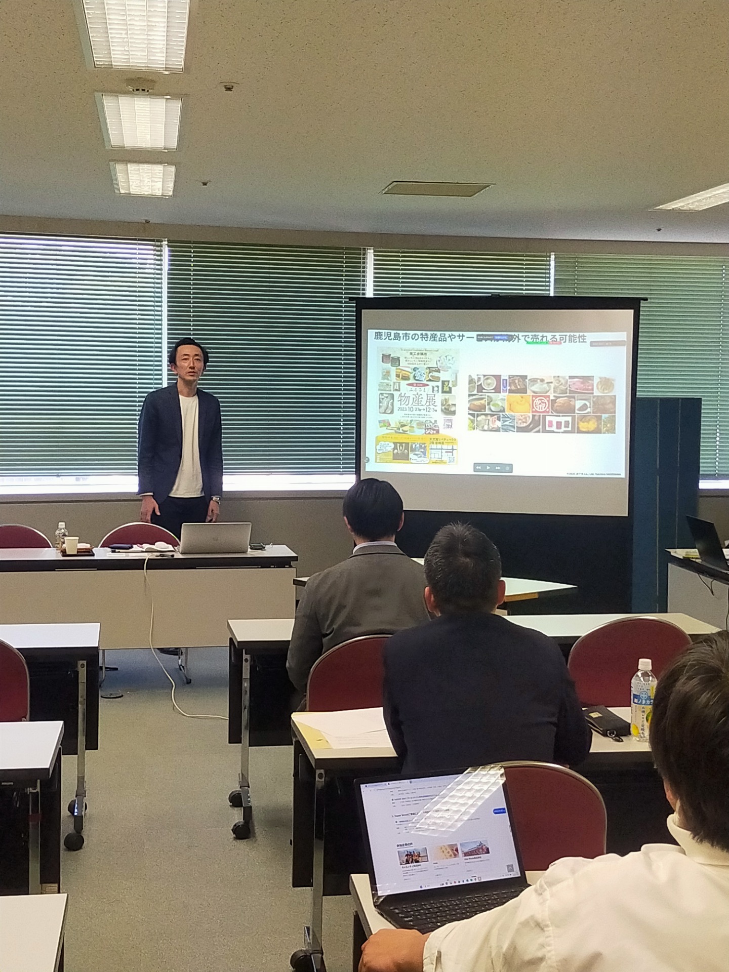 鹿児島商工会議所での登壇風景。「越境EC×インバウンド」の相乗効果について熱弁。